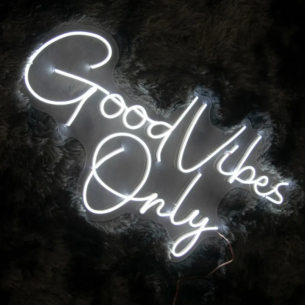 D_NQ_NP_2X_994022-MLM74411226437_022024-F-letrero-led-neon-good-vibes-only-decoracion.webp