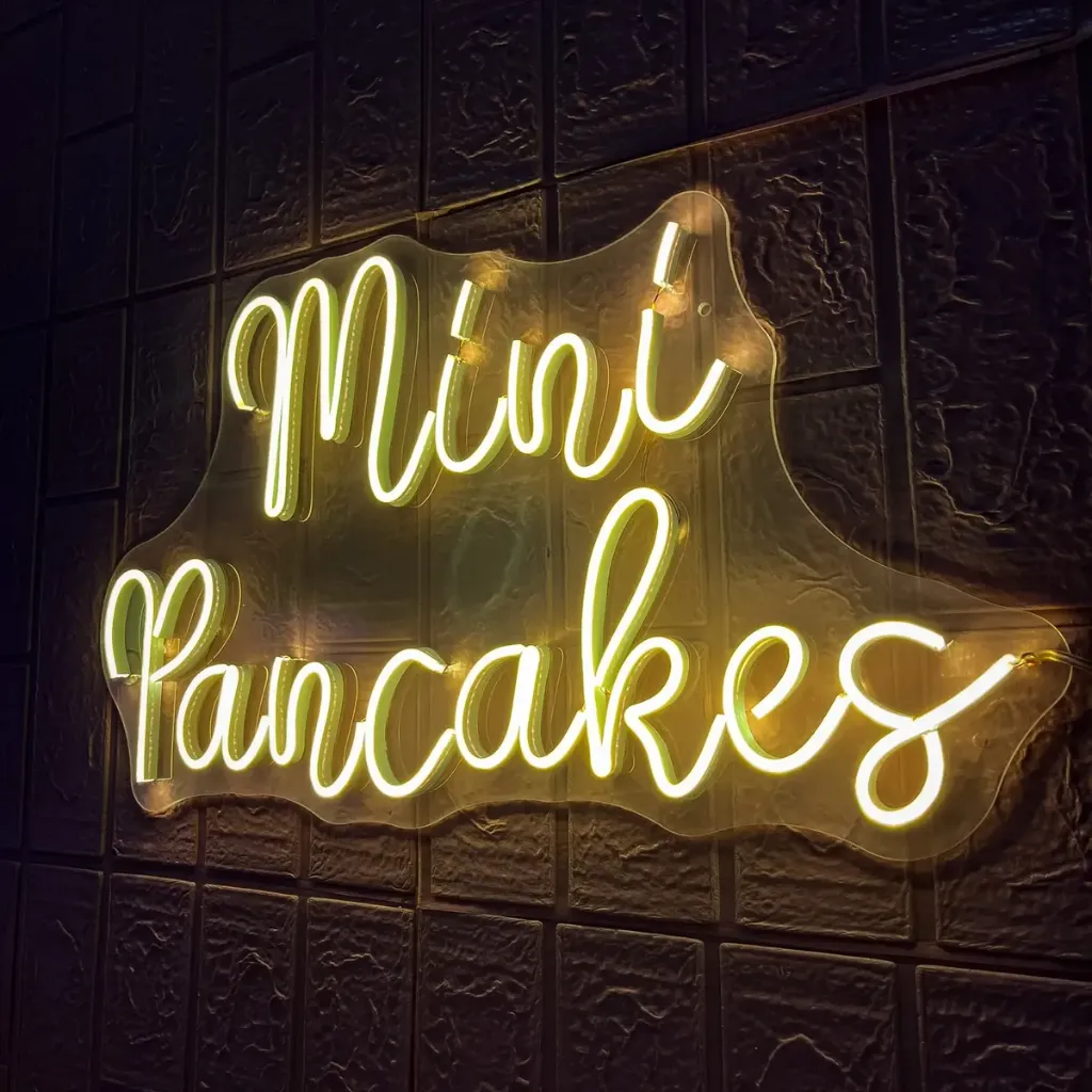 D_NQ_NP_2X_765878-MLM82868987318_032025-F-letrero-led-neon-personalizado-mini-pancakes.webp