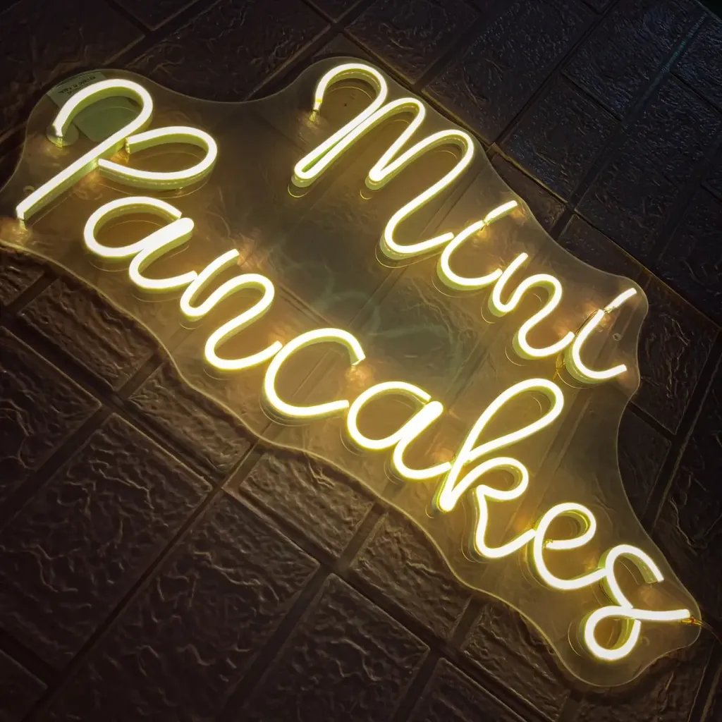 D_NQ_NP_2X_681312-MLM83157714991_032025-F-letrero-led-neon-personalizado-mini-pancakes.webp
